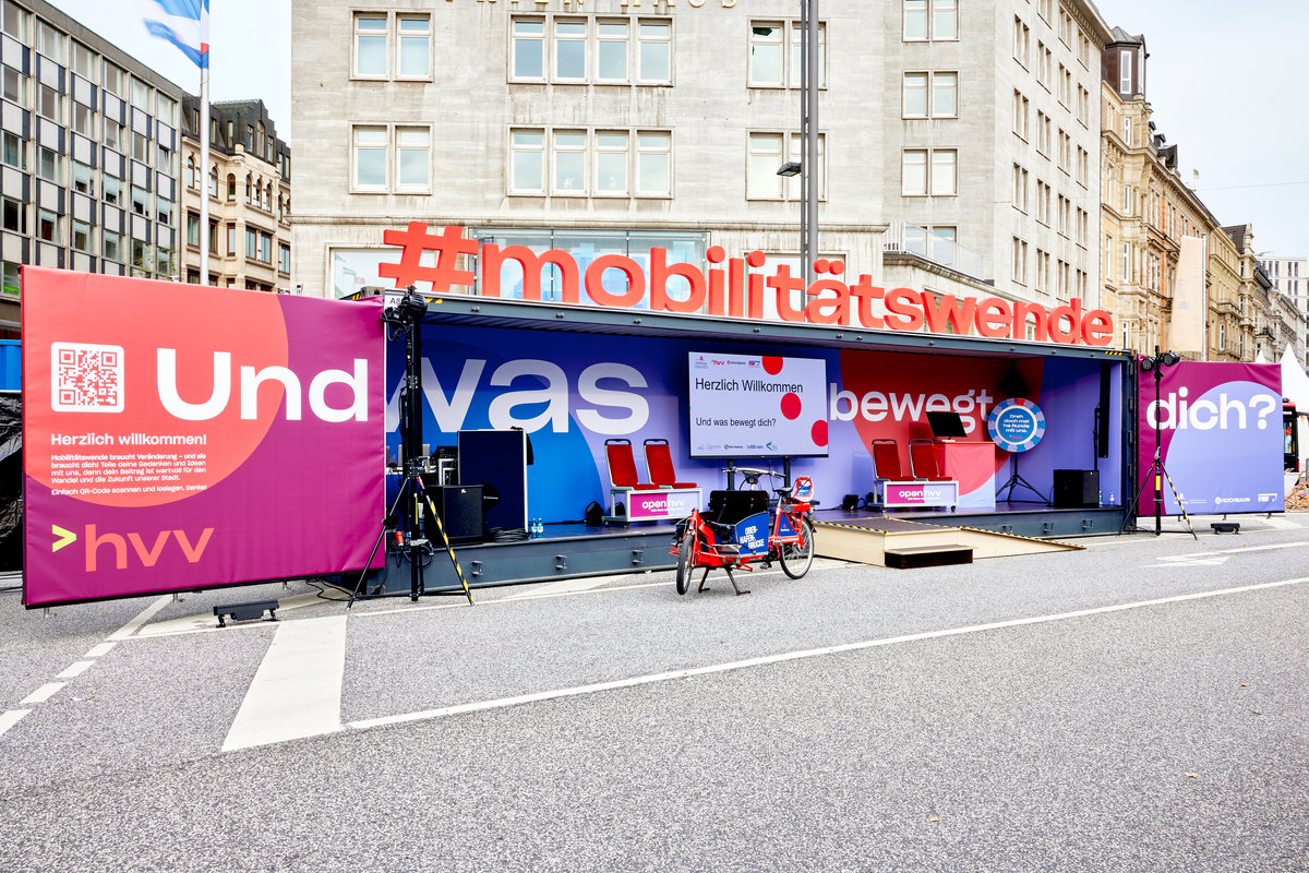 Für den HVV folierter Veranstaltungscontainer mit der Aufschrift Mobilitätswende