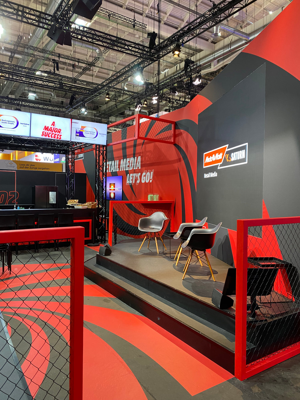Geometrischer Messestand für MediaMarkt und Saturn mit großflächigem Branding