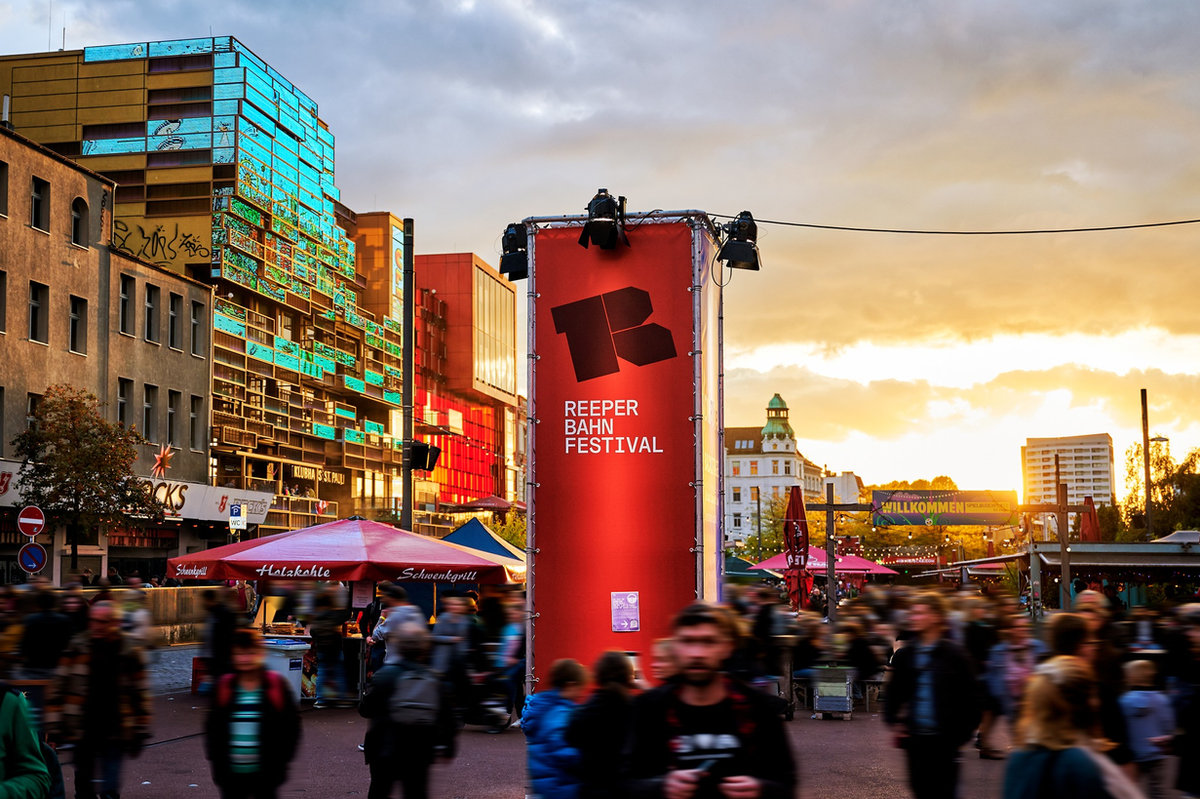 Werbeturm des Reeperbahn Festivals zwischen Besucherinnen und Besuchern im Hamburger Stadtraum